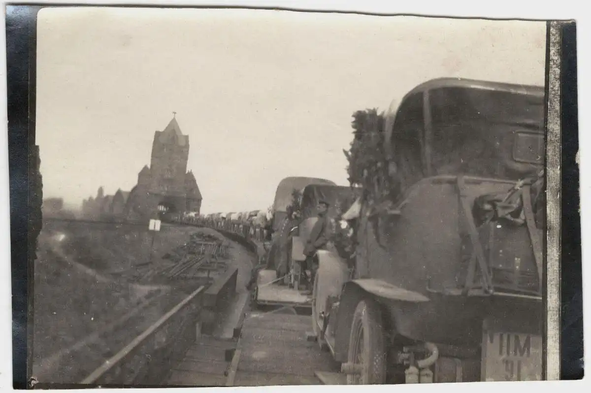 Original-Photographie 1. Weltkrieg: Eisenbahn befördert Militärfahrzeuge