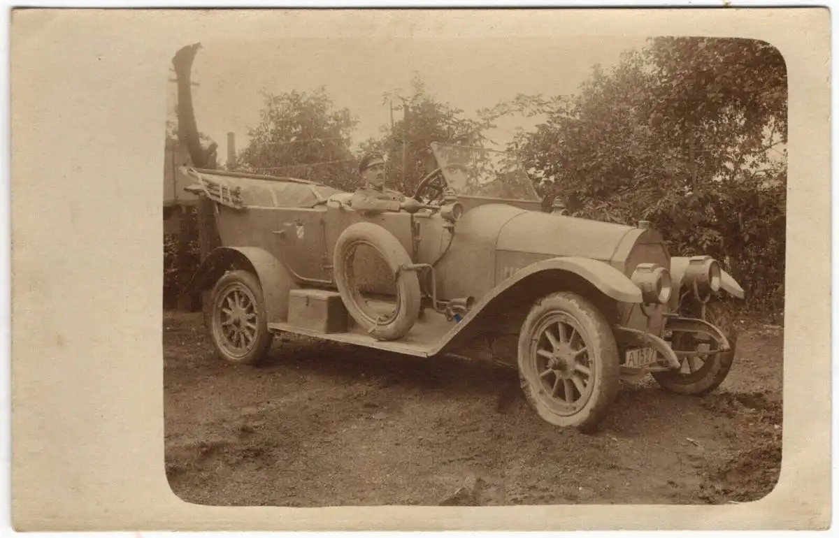 Photographie 1. Weltkrieg: Bayerischer Soldat in PKW Benz, 1917