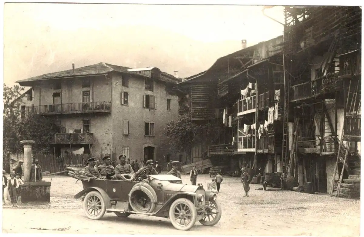 Photographie 1. Weltkrieg: Deutsche Soldaten in einem PKW Benz in Italien