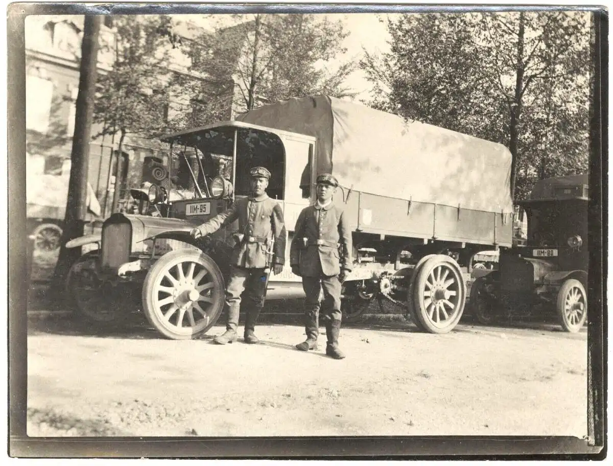 Original-Photographie 1. Weltkrieg: Zwei deutsche Soldaten vor Militär-LKW