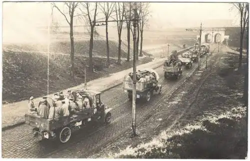 Photographie 1. Weltkrieg: Konvoi von Militär-LKWs mit Soldaten