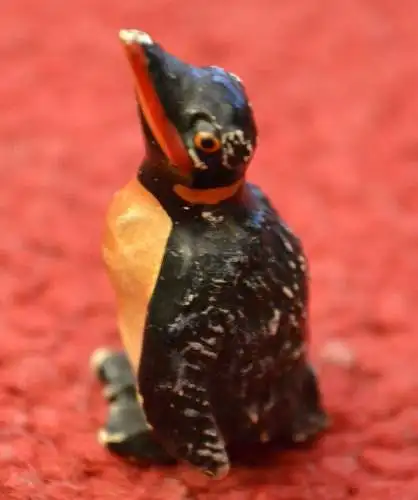 Spielzeugfigur, Tierfigur aus Masse, etwa 1930,Pinguin, handbemalt