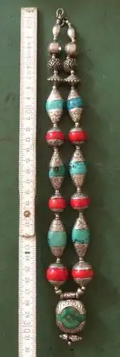 Kette mit Silber und Türkisen / rot gefärbten Steinen