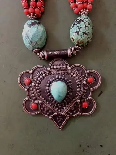 Kette mit Silber und Türkisen / rot und blau gefärbten Steinen