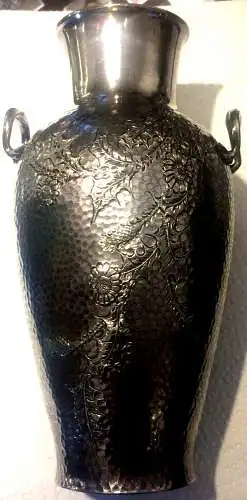 Kleine Vase aus versilbertem Zinn mit Distel-Motiv, wohl Frankreich, ca. 1900