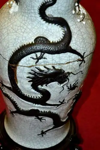 Chinesische Vase mit aufgelegten Drachen.Kintsugi Methode restauriert.Holzsockel