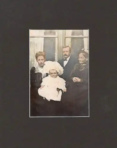 Antike Fotografie, koloriert, Eheleute mit Kind und Großmutter, etwa um 1900