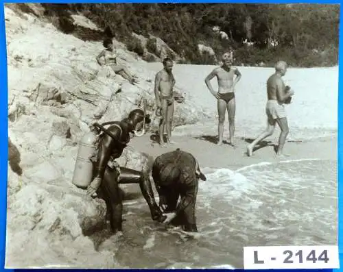 Fotografie, Taucher am Strand, etwa 1960