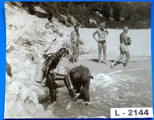 Fotografie, Taucher am Strand, etwa 1960