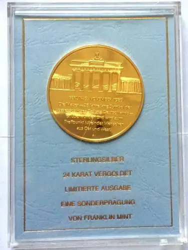 Zwei Medaillen mit Motiv Brandenburger Tor in Berlin