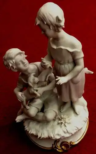 Capodimonte-Porzellanfigur Zwei Kinder mit Hund von Gianni Merlo