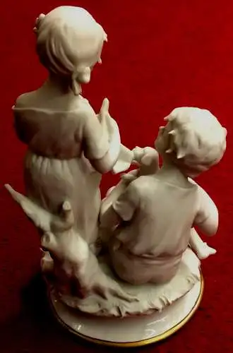 Capodimonte-Porzellanfigur Zwei Kinder mit Hund von Gianni Merlo