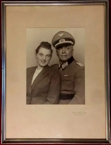 S/w Photographie Wehrmachtsoffizier mit Ehefrau, 1940er Jahre, gerahmt