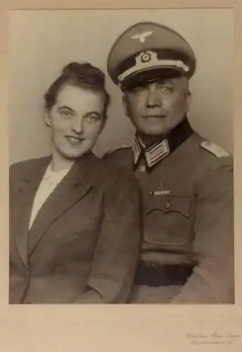 S/w Photographie Wehrmachtsoffizier mit Ehefrau, 1940er Jahre, gerahmt