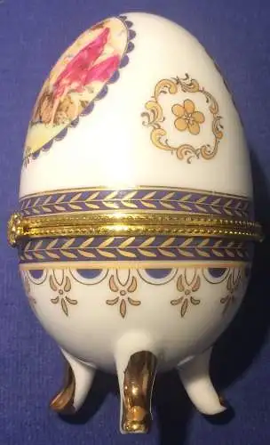 Dekoratives aufklappbares Deko-Ei aus Porzellan auf drei Füßen, ohne Marke
