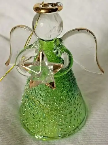 Filigraner Weihnachtsengel aus grünem transparentem Glas mit Weihnachtsstern