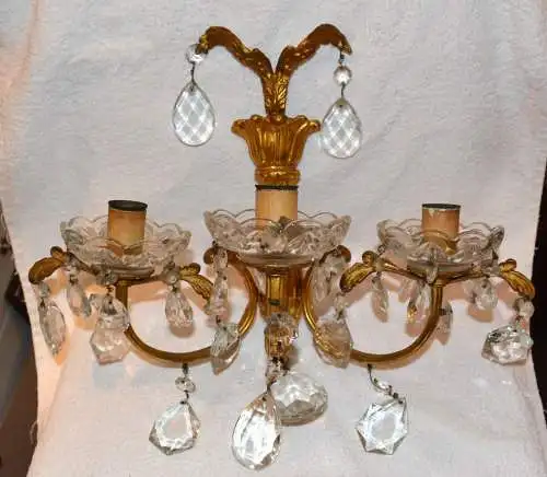 Wandlampe,dreiarmig,Messing vergoldet,mit geschliffenen Glassteinen,um 1900