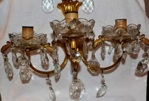 Wandlampe,dreiarmig,Messing vergoldet,mit geschliffenen Glassteinen,um 1900