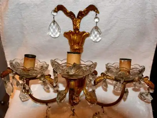 Wandlampe,dreiarmig,Messing vergoldet,mit geschliffenen Glassteinen,um 1900