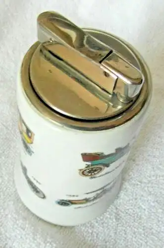 Benzin-Tischfeuerzeug aus Porzellan mit Oldtimer-Motiven