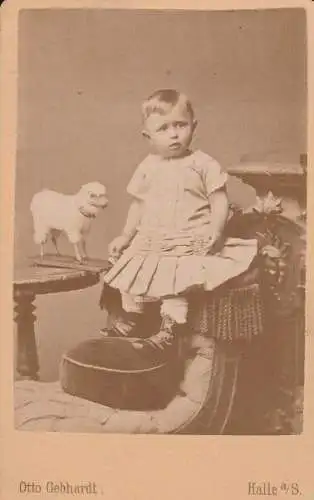 Fotografie, s/w, monochrom, Kind mit Spielzeug, etwa 1900,Foto: Gebhardt,Halle