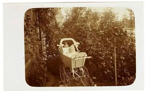 Fotografie/Ansichtskarte, s/w, Kinderwagen mit Baby u. Teddybär, etwa 1900