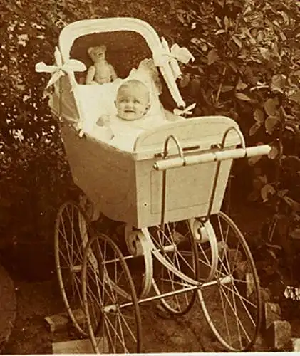 Fotografie/Ansichtskarte, s/w, Kinderwagen mit Baby u. Teddybär, etwa 1900