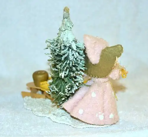 Kleiner rosa Engel mit Schlitten,Kerzenhalter und Baum