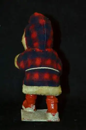 Nikolaus Figur,Kunststoff,wohl Mitte des 20. Jhdt. roter Schotten-Mantel,18 cm