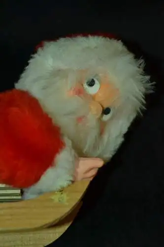Liegende Nikolaus Figur, Schlitten,wohl Mitte des 20. Jhdt. roter Mantel,31 cm