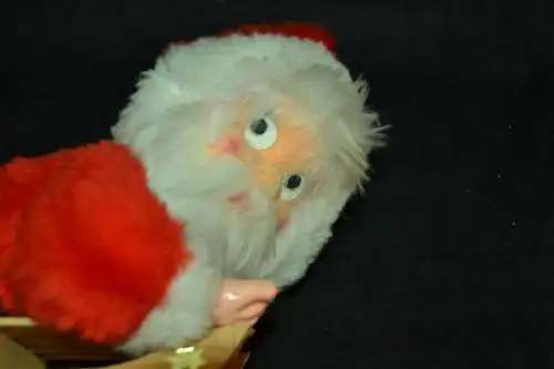Liegende Nikolaus Figur, Schlitten,wohl Mitte des 20. Jhdt. roter Mantel,31 cm