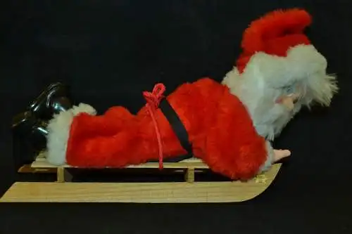 Liegende Nikolaus Figur, Schlitten,wohl Mitte des 20. Jhdt. roter Mantel,31 cm