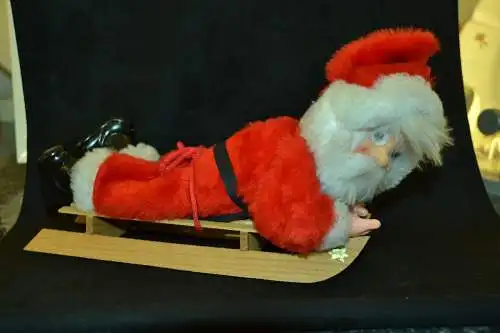 Liegende Nikolaus Figur, Schlitten,wohl Mitte des 20. Jhdt. roter Mantel,31 cm