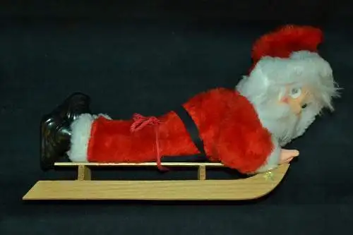 Liegende Nikolaus Figur, Schlitten,wohl Mitte des 20. Jhdt. roter Mantel,31 cm