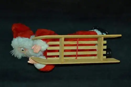Liegende Nikolaus Figur, Schlitten,wohl Mitte des 20. Jhdt. roter Mantel,31 cm