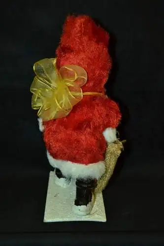 Nikolaus Figur, Kunststoff,wohl Mitte des 20. Jhdt. roter Mantel,24 cm