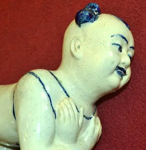 Chinesische Kopfstüze,graue Keramik mit blauer Dekoration,wohl um 1900