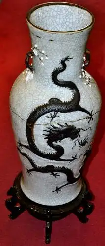 Chinesische Vase mit aufgelegten Drachen.Kintsugi Methode restauriert.Holzsockel