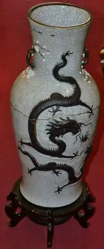 Chinesische Vase mit aufgelegten Drachen.Kintsugi Methode restauriert.Holzsockel