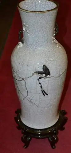 Chinesische Vase mit aufgelegten Drachen.Kintsugi Methode restauriert.Holzsockel