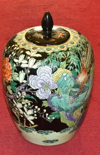 Chinesische Vase,bemalt,schwarzgrundig,mit Deckel,Blumen und Insekten