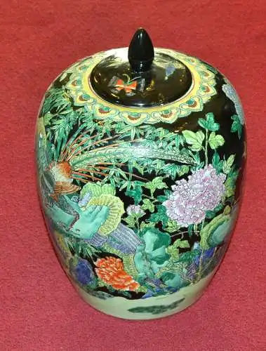 Chinesische Vase,bemalt,schwarzgrundig,mit Deckel,Blumen und Insekten