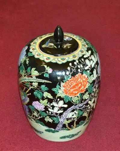 Chinesische Vase,bemalt,schwarzgrundig,mit Deckel,Blumen und Insekten