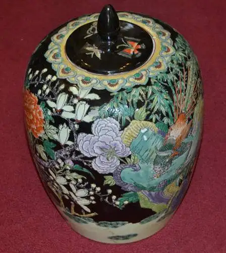 Chinesische Vase,bemalt,schwarzgrundig,mit Deckel,Blumen und Insekten