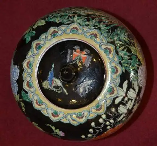 Chinesische Vase,bemalt,schwarzgrundig,mit Deckel,Blumen und Insekten