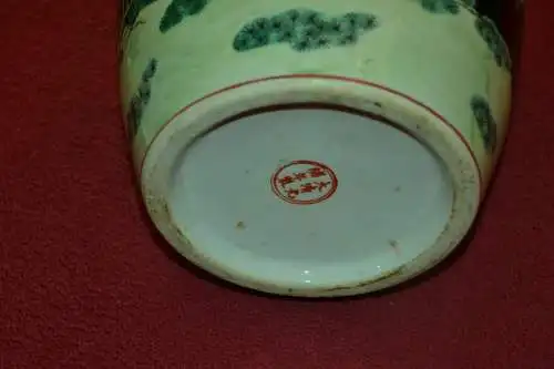 Chinesische Vase,bemalt,schwarzgrundig,mit Deckel,Blumen und Insekten