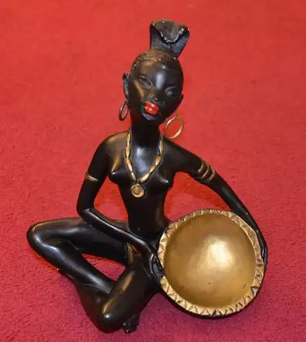 Figur aus Gips, Afrikanerin mit Schale, um 1950