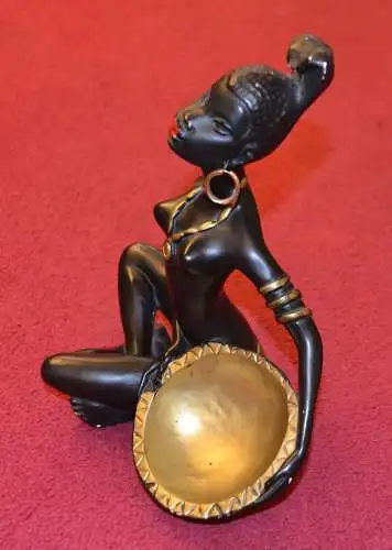 Figur aus Gips, Afrikanerin mit Schale, um 1950