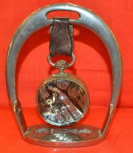 Tischuhr,19. Sept.1895,Wildschweinwettbewerb zu Pferde,Uhr in einem Steigbügel