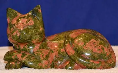 Katze,Steinfigur,rötlich-grüner Stein,wohl Asien,Mitte 20. Jhdt.